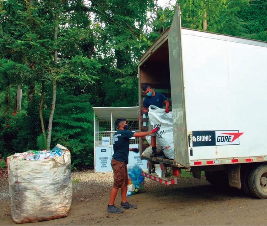 廃棄物管理システム構築を行うバイオニック社のリサイクル生地を表地に採用し、海や水路に流出するプラスチック廃棄物削減の取り組みを支援している。© Getty Images
