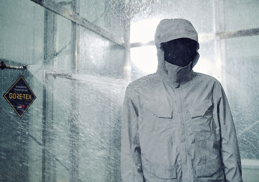 厳しいテストと品質管理の結果、耐久年数にわたり防水性が保証された「ゴアテックス」のプロダクトが生まれる。そして長く機能性を保ちつつ着続けるうえで必須なのが、こまめな洗濯。皮脂汚れが付着したまま使用を続けると撥水性の低下につながり、ウェアの透湿性にも悪影響が出てしまうためだ。
