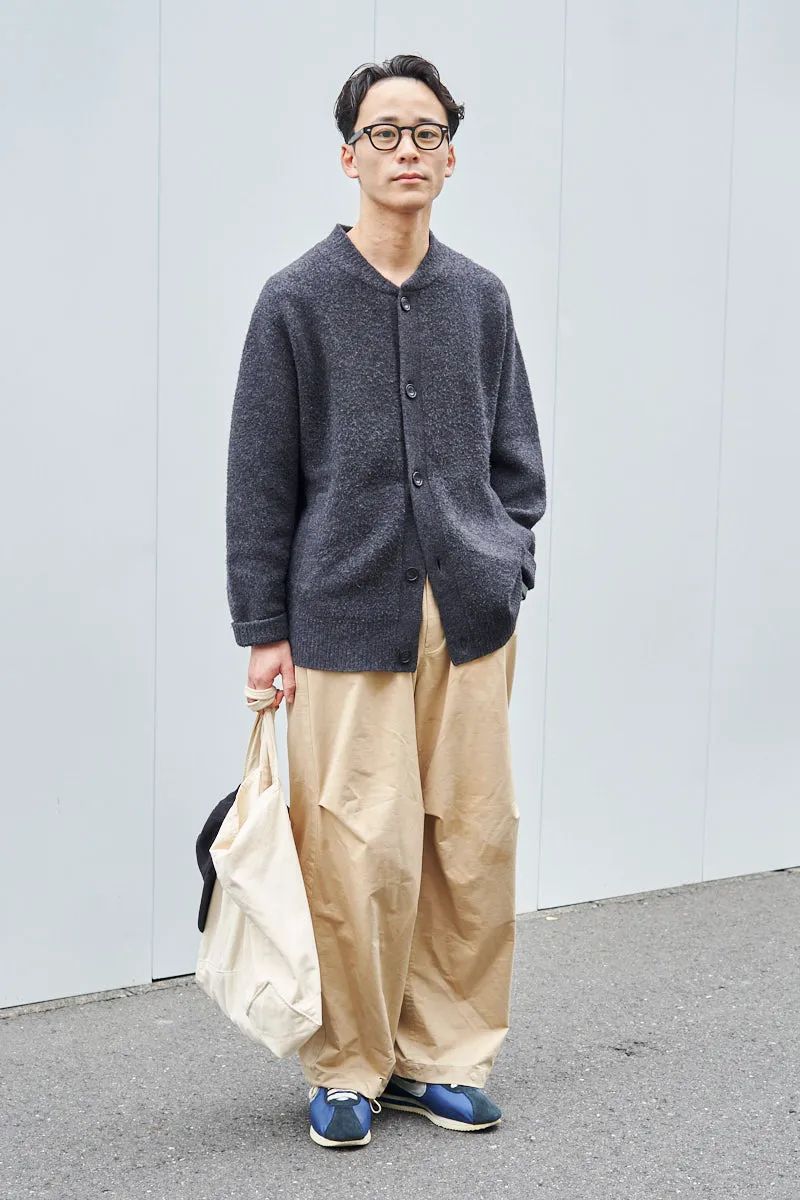 カーディガン＝ユニクロ　パンツ＝カネマサフィル　シューズ＝ナイキ　帽子＝ステューシー　眼鏡＝モスコット　バッグ＝エルエルビーン　腕時計＝アップル　リング＝不明