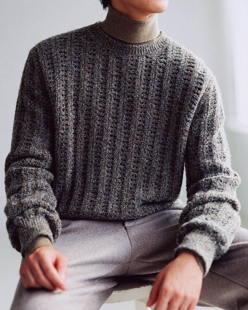 ニット36万4100円、中に着たニット27万600円、パンツ41万1400円/すべてロロ・ピアーナ(ロロ・ピアーナ ジャパン 03-5579-5182)