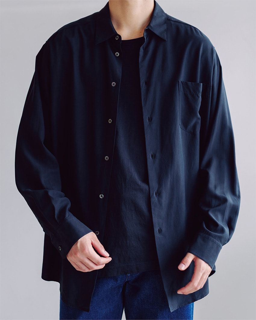 シャツ33万6600円、デニム15万4000円／ともにザ・ロウ（ザ・ロウ・ジャパン　03-4400-2656）　