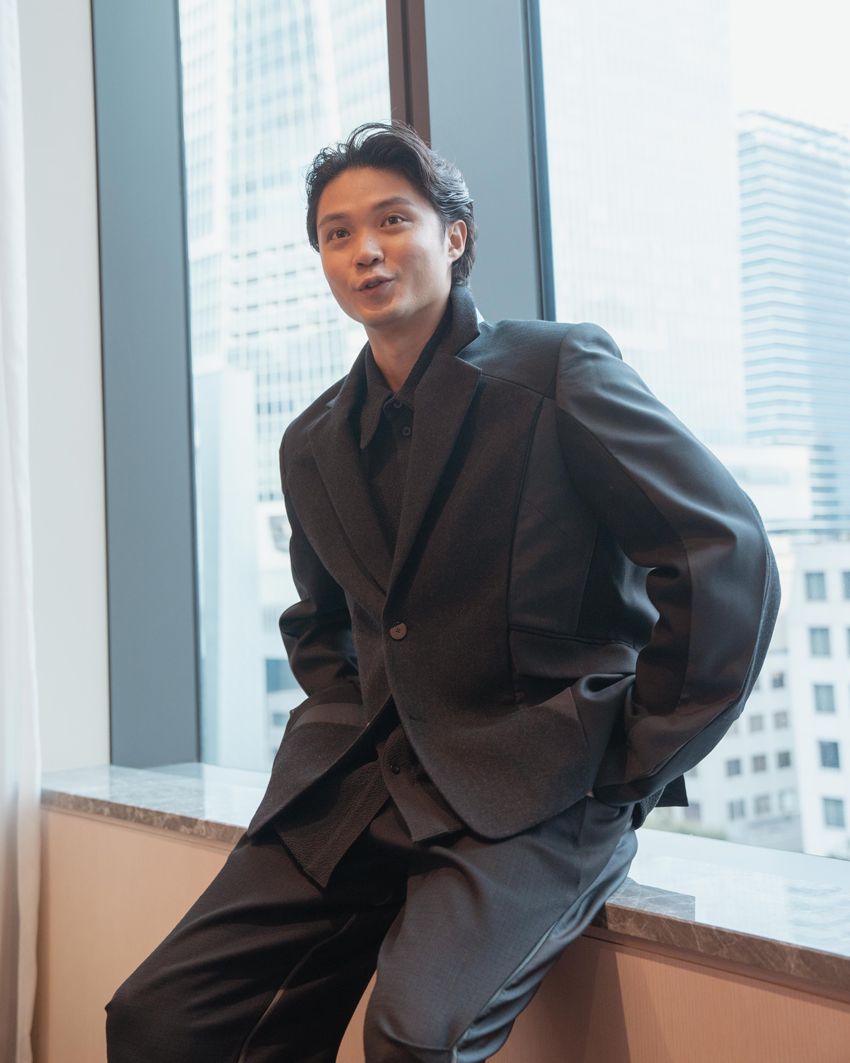 俳優・磯村勇斗をパパラッチ！「重アウターは苦手。肩幅が広いからバキバキになっちゃう（笑）」 - 2枚目の画像