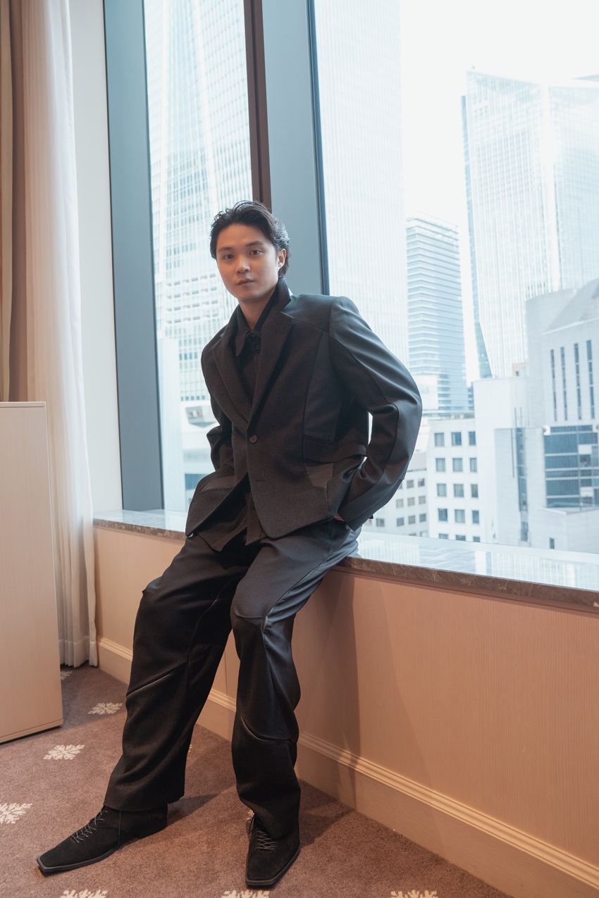 俳優・磯村勇斗をパパラッチ！「重アウターは苦手。肩幅が広いからバキバキになっちゃう（笑）」 - 9枚目の画像