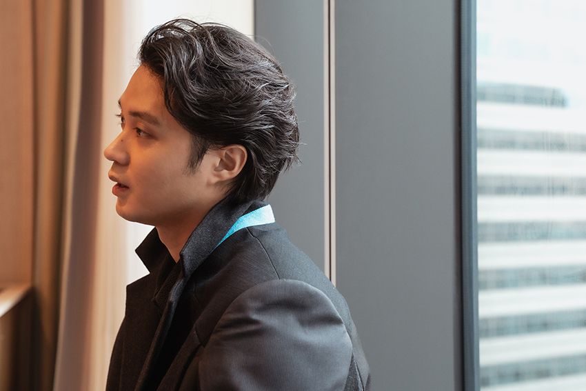 磯村勇斗（いそむら・はやと）⚫︎⚫︎1992年静岡県生まれ。2015年『仮面ライダーゴースト』で注目を集め、『ひよっこ』で脚光を浴びる。『ヤクザと家族 The Family』『劇場版 きのう何食べた？』で日本アカデミー賞新人俳優賞、『月』で最優秀助演男優賞を受賞。『東京リベンジャーズ』シリーズ、『PLAN 75』『今際の国のアリス シーズン2 & 3』など話題作に多数出演。リアルからコミカルまで自在に演じ、現在は『新・美の巨人たち』でナレーションも担当する。