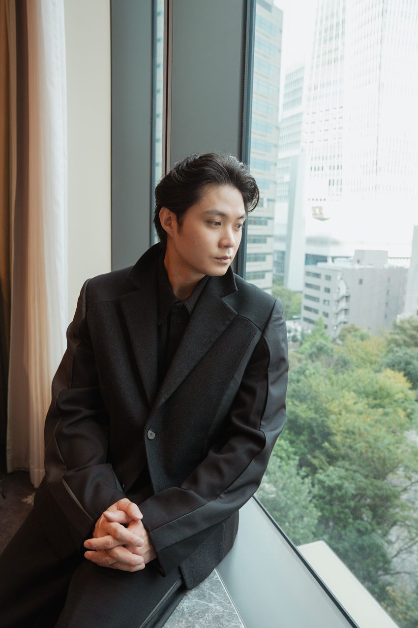 俳優・磯村勇斗をパパラッチ！「重アウターは苦手。肩幅が広いからバキバキになっちゃう（笑）」 - 5枚目の画像