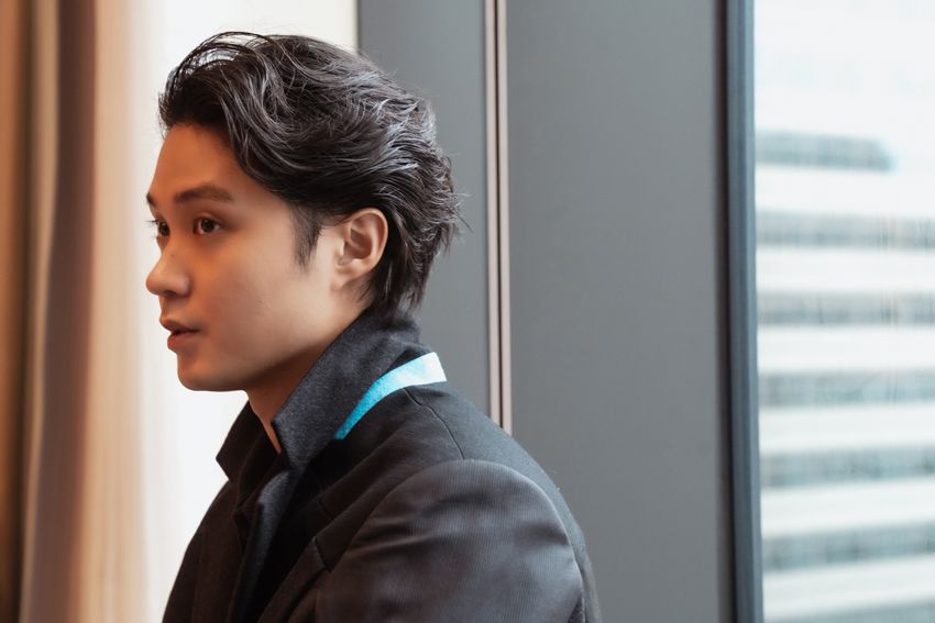 俳優・磯村勇斗をパパラッチ！「重アウターは苦手。肩幅が広いからバキバキになっちゃう（笑）」 - 7枚目の画像