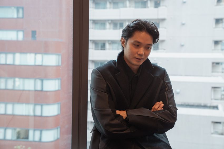 俳優・磯村勇斗をパパラッチ！「重アウターは苦手。肩幅が広いからバキバキになっちゃう（笑）」 - 10枚目の画像