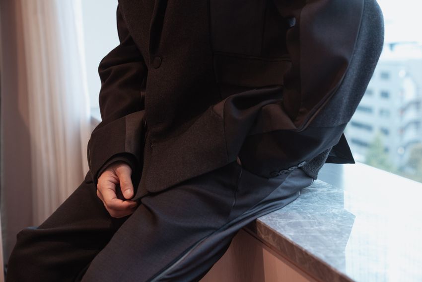 俳優・磯村勇斗をパパラッチ！「重アウターは苦手。肩幅が広いからバキバキになっちゃう（笑）」 - 8枚目の画像