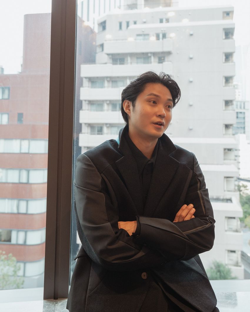 俳優・磯村勇斗をパパラッチ！「重アウターは苦手。肩幅が広いからバキバキになっちゃう（笑）」 - 3枚目の画像