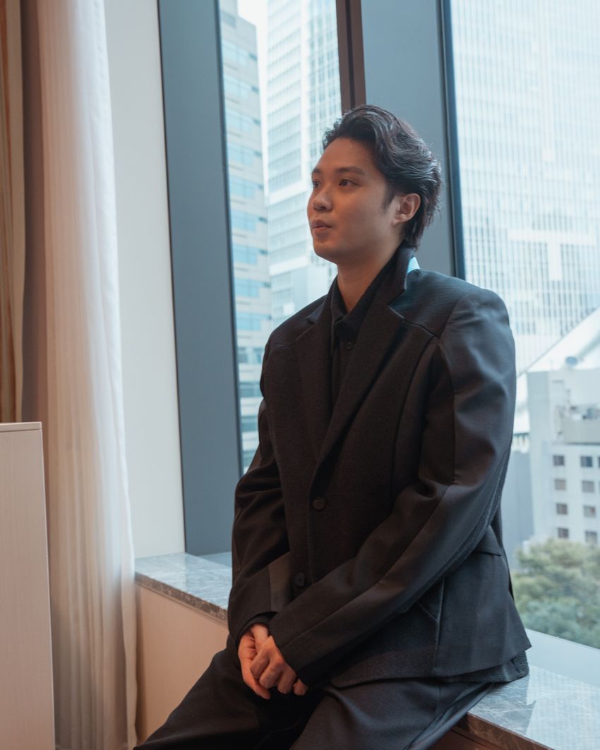 俳優・磯村勇斗をパパラッチ！「重アウターは苦手。肩幅が広いからバキバキになっちゃう（笑）」 - 4枚目の画像