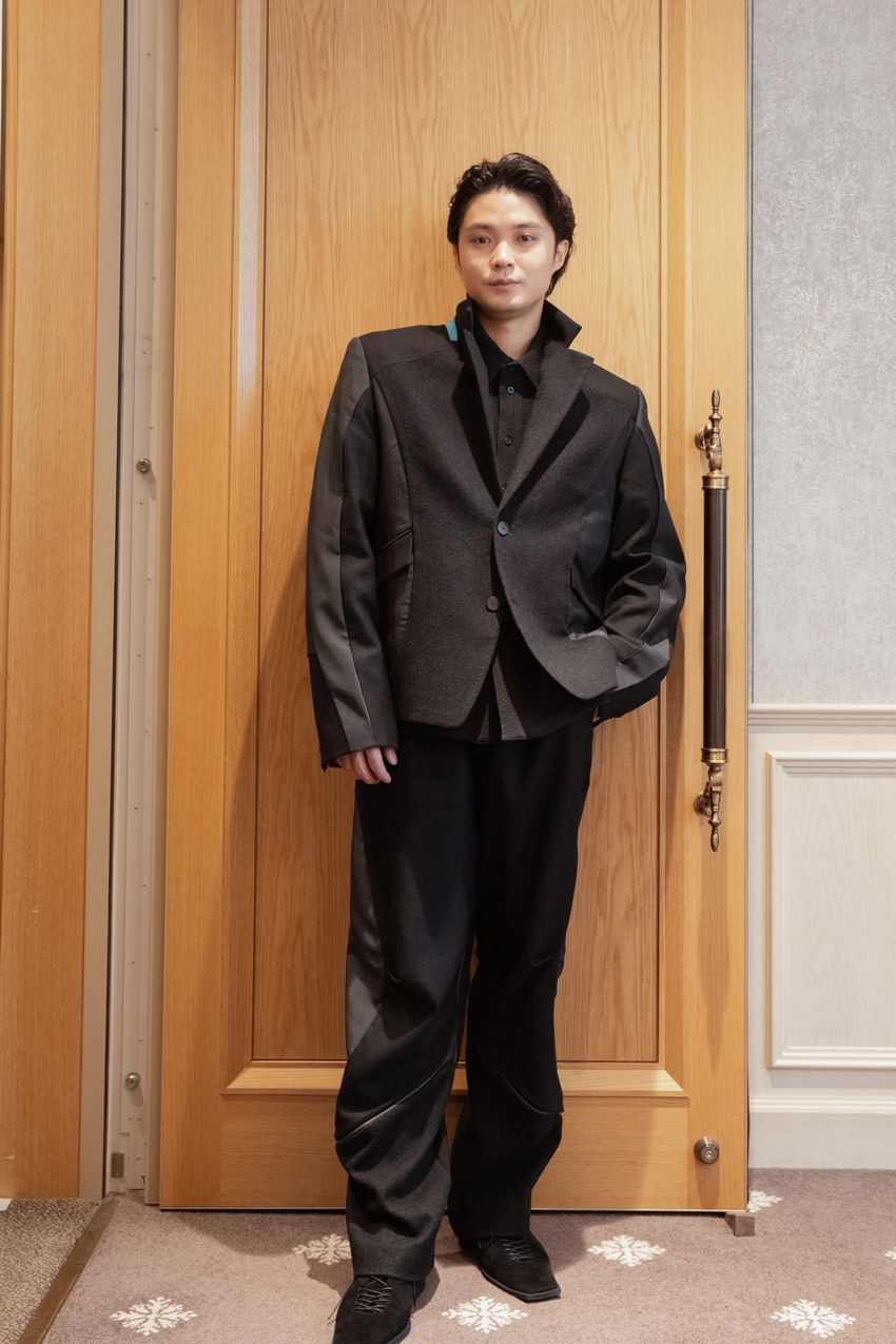 俳優・磯村勇斗をパパラッチ！「重アウターは苦手。肩幅が広いからバキバキになっちゃう（笑）」 - 6枚目の画像