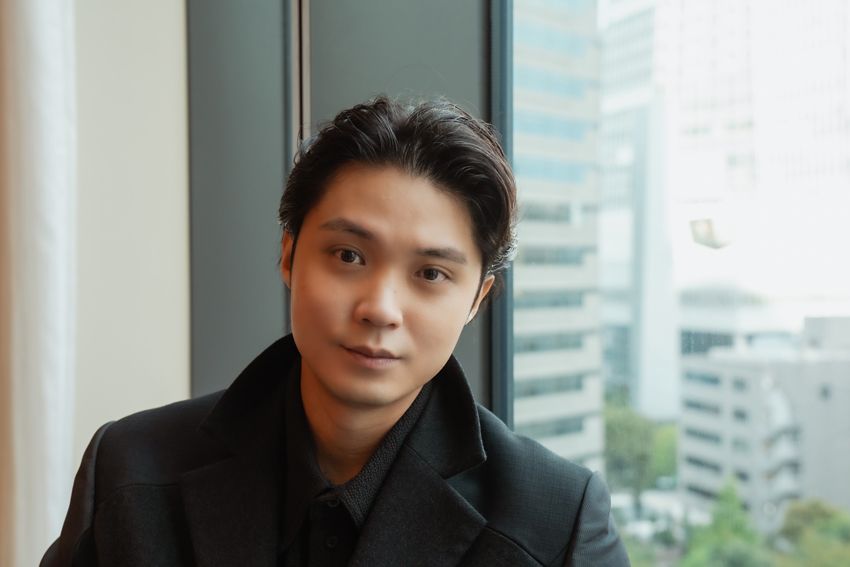 俳優・磯村勇斗をパパラッチ！「重アウターは苦手。肩幅が広いからバキバキになっちゃう（笑）」 - 11枚目の画像