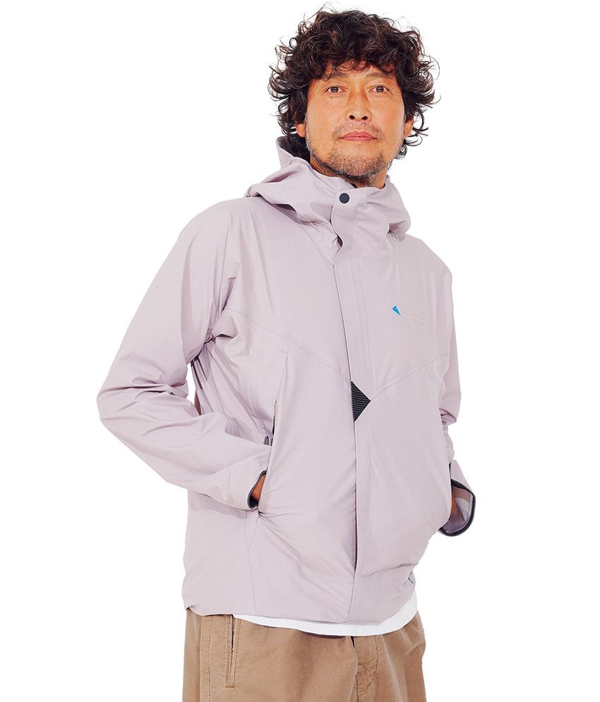 ジャケット8万2500円／クレッタルムーセン（クレッタルムーセン 東京　03-6380-9200）、パンツ3万9600円／コンコース（スタンド　0778-29-1191）