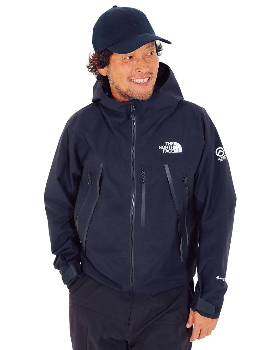 アメリカ・カリフォルニア発、アウトドアブランドの代表格。最高峰の「サミットシリーズ」は、極限の冒険を支えるために生まれた知恵の結晶だ。磨き抜かれた機能を街で纏う。そんな贅沢を楽しみたい。ジャケット7万2600円／ザ・ノース・フェイス（ゴールドウイン　0120-307-560）、パンツ3万7400円／ミーンズワイル　info@meanswhile.net、キャップ 1万2100円／ナナミカ（ナナミカ 代官山　03-5728-6550）