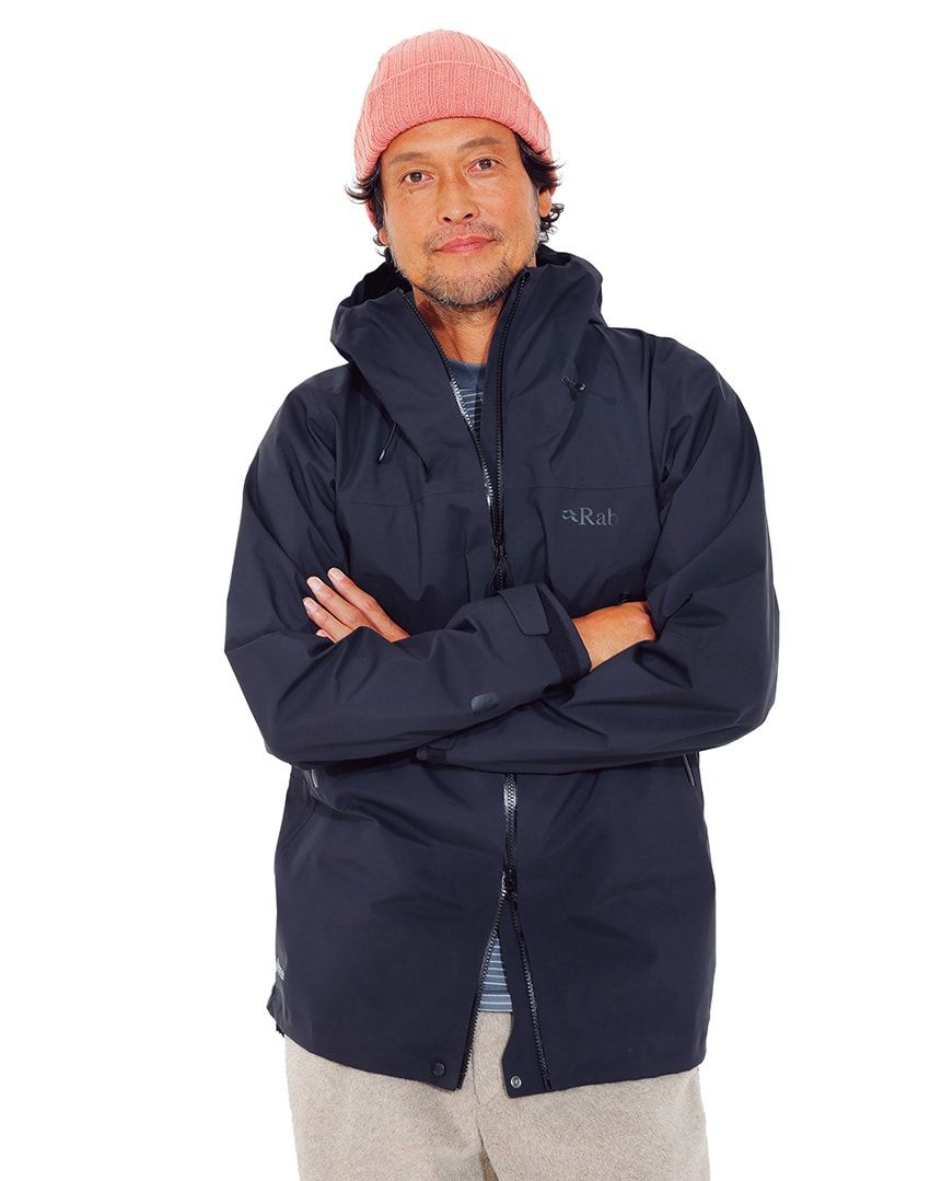 1981年、イギリスにて創業。ファウンダーのロバート・キャリントンが自宅の屋根裏部屋で2台のミシンを使って高品質なダウンや寝袋を作り始めたのが起源だ。山で培われた合理性を、街での快適さへと翻訳する。ジャケット6万3800円/ラブ(ランドアール 03-6416-0940)、パンツ 5万6000円/オー(オーバーリバー info@overriver.com)、ニットキャップ4950円/ナイン テーラー(スタジオ ファブワーク 03-6438-9575)