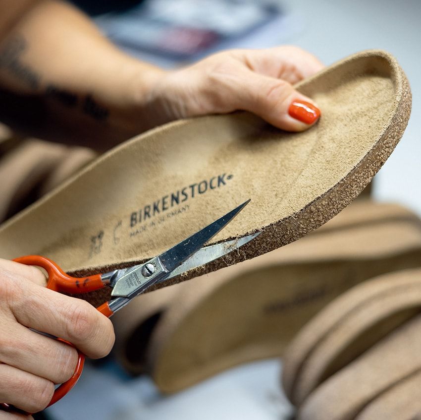 250年の歴史で積み上げてきたクラフツマンシップこそビルケンシュトックの財産。そのため多くの工程に今も手作業が入る。