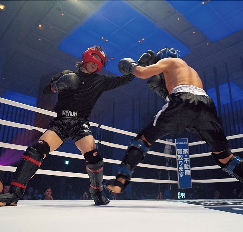 左の赤いヘッドギアが中川さんだ。去る9月に開催された「EXECUTIVE FIGHT BUSHIDO〜神命」のワンシーン。