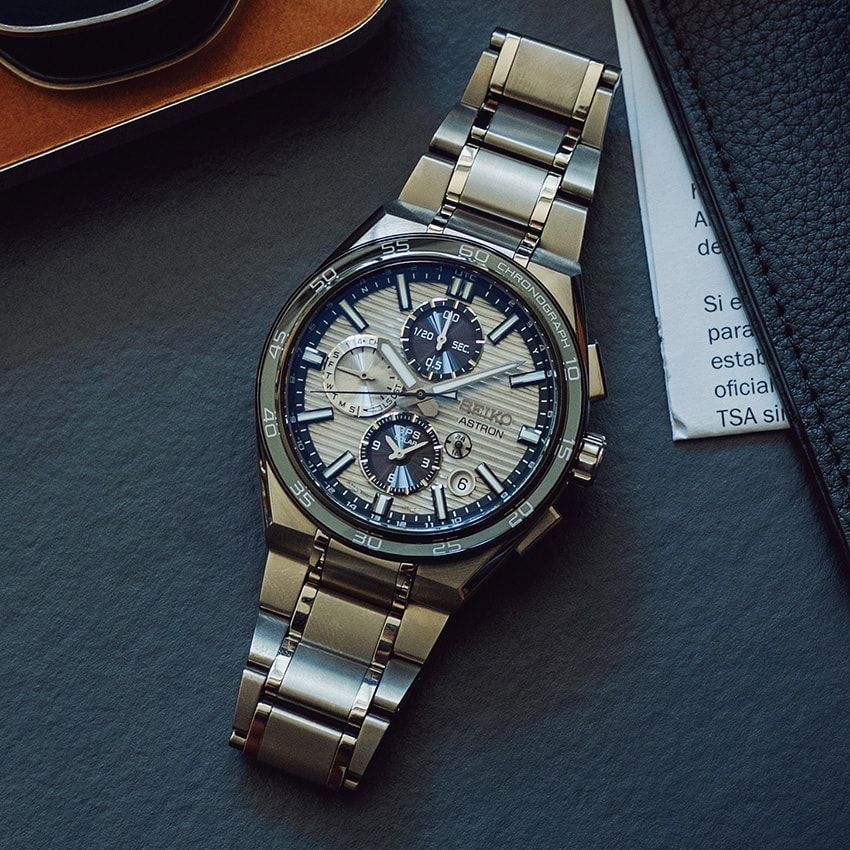 チタンケース、44.1mm径、GPSソーラー。35万2000円／セイコー アストロン（セイコーウオッチ　0120-061-012）