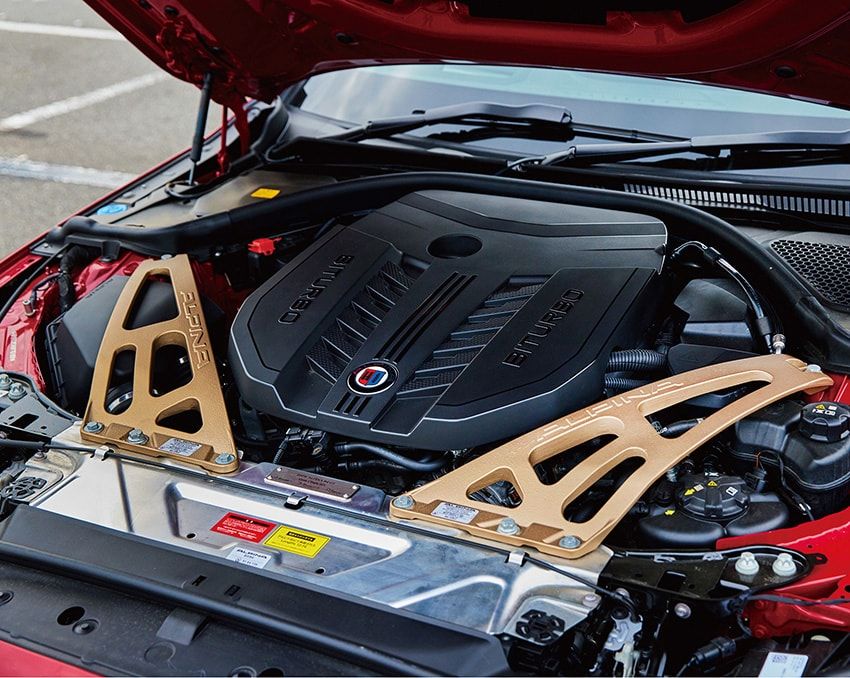 ドームストラットバーで補強された美しく剛健なパワーユニットに、伝統のビ・ターボ直6エンジンを搭載。「僕は昔からシルキーシックスが大好き。エンジンの回り方も、ちゃんとあの頃の味が残っている。踏み込んだ瞬間の滑らかさと上質なサウンド。速いのに穏やか、それがアルピナです。高回転まで回しても荒っぽくならず、耳に心地いい」。