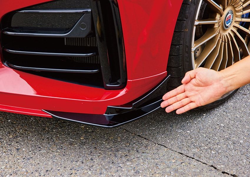 やや深みのある「イモラレッド」のボディに、各部の意匠をゴールドであしらった最高峰のGTモデル専用仕様。控えめながらフロントには小さなカナード&スプリッターによって存在感を強調、ロゴ入りのスポイラーを装備する。「見た目のアクセントではなく、より安定した高速走行を実現するための機能美ですね。控えめなのがニクイです」。