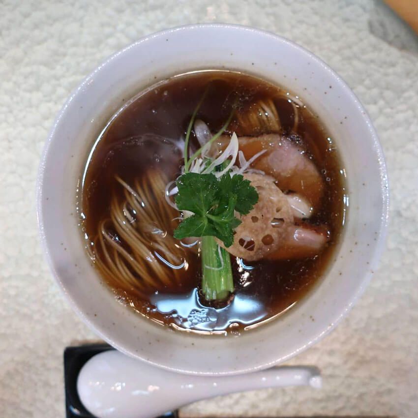 高崎ラーメンシーンにおける実力店のひとつ、「中華蕎麦 鳴神食堂」の中華蕎麦。