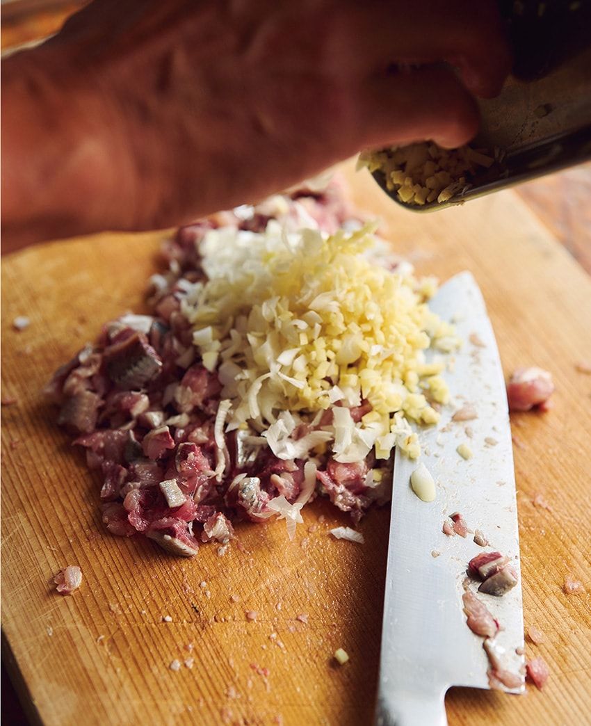 3種のきのこをたっぷり贅沢に！ 旨みがカラダに染み渡る、いわし団子の「つみれ汁」レシピを公開 - 1枚目の画像