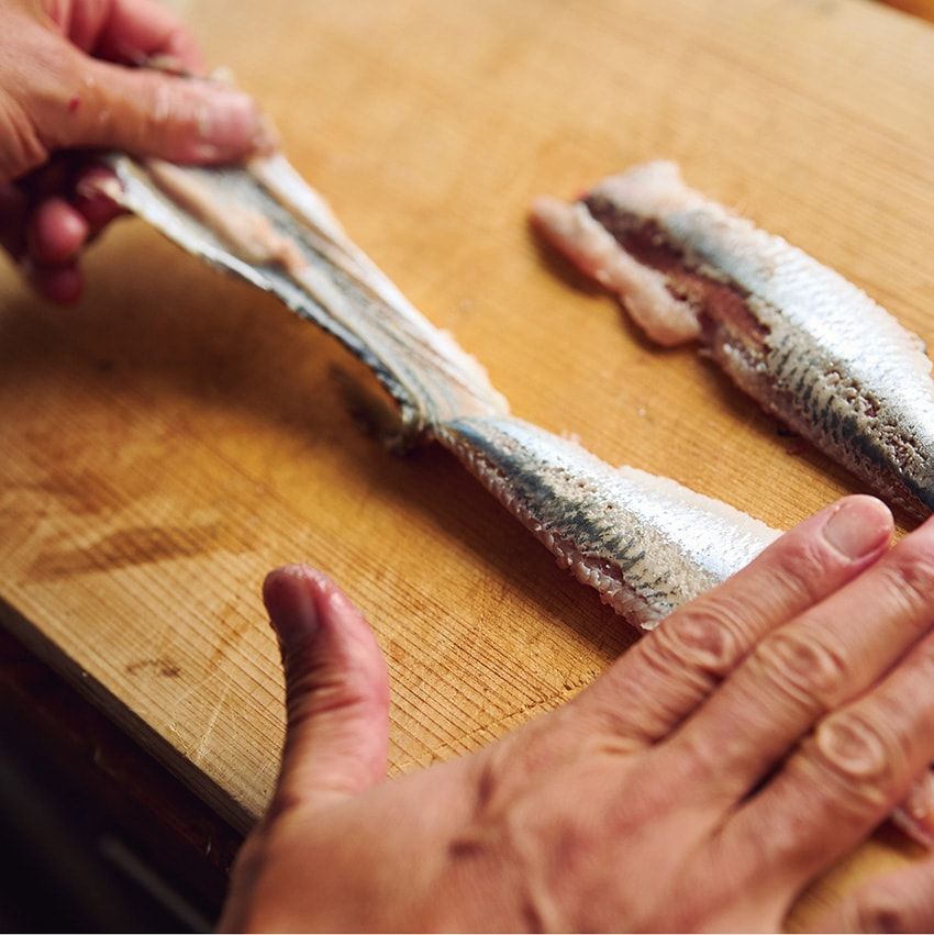 右手で身を押さえて、こんなふうに左手で皮を引きます！