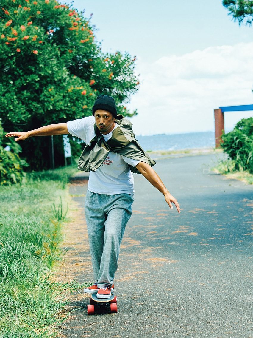 プロサーファー監修の”電動”スケートボードに、池内博之が試乗！ 片手で持てる3.8kgの軽量設計 - 2枚目の画像