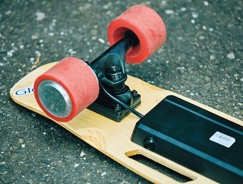 後輪側にモーターがあり、両足を乗せるとその時点の速度で進み続ける。アシストをオフにしたければ、白い丸印のセンサー部からどちらか片足をずらすだけ。