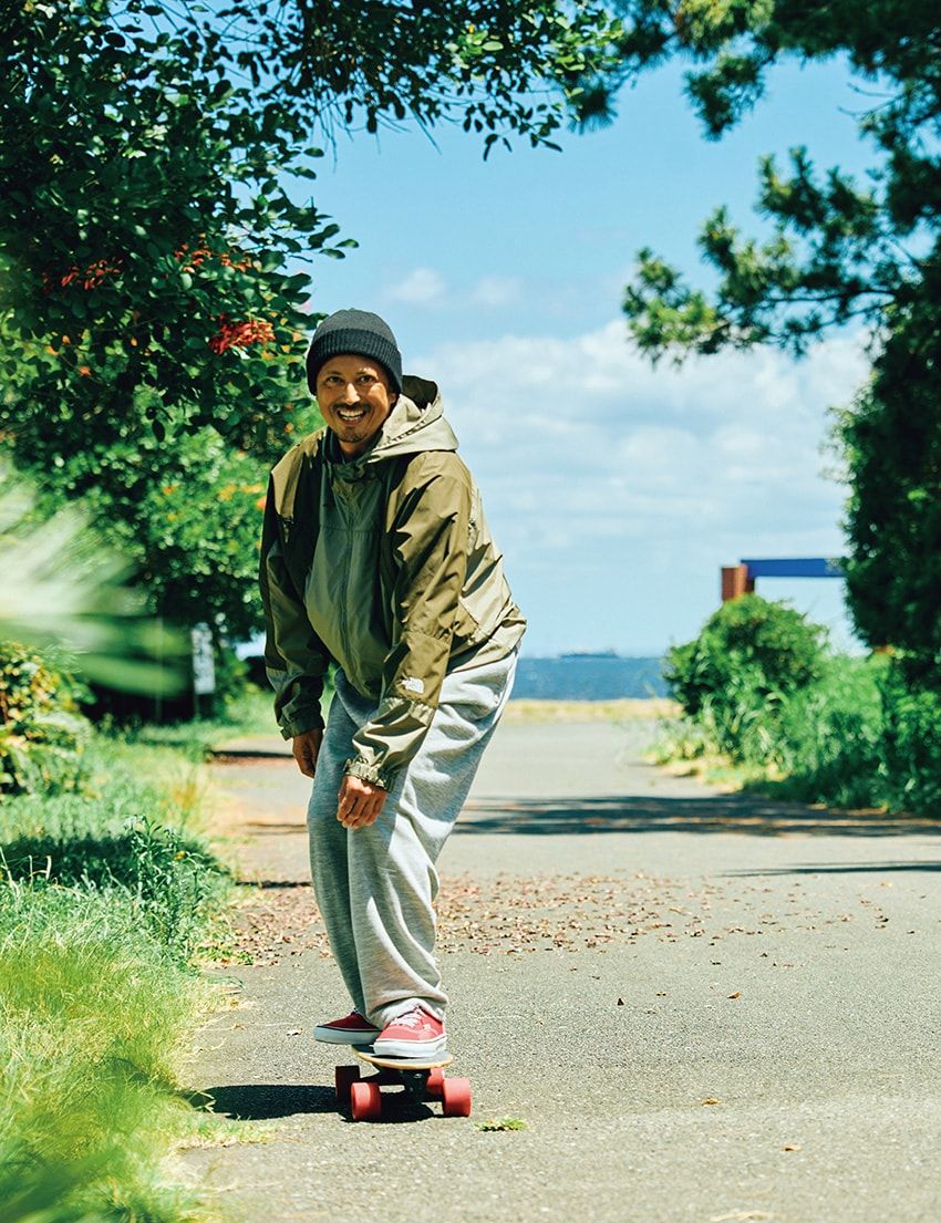 パーカ3万4100円／ザ・ノース・フェイス パープルレーベル×ビームス（ビームス 原宿　03-3470-3947）、Tシャツ2万6400円／ヴェニヴェディチ（インターナショナルギャラリー ビームス　03-3470-3948）、パンツ3万9600円／プロダクト トゥエルブ　info@producttwelve.jp