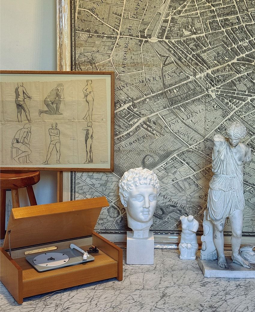 元宮殿を自宅として借りた話。中にも外にも“石膏像”をずらっと並べた、大富豪ラムダンの日常 - 1枚目の画像