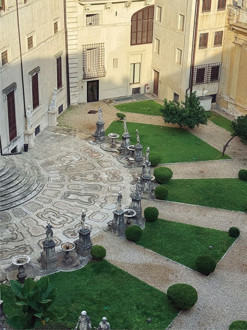 部屋の窓からは幾何学模様に刈られた芝と彫像が並ぶ中庭が見える。パリはどこにいても歴史の重みを感じる街だったが、ローマのそれは桁違いだ。