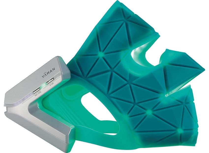 表情筋を鍛えるEMS機能とLEDによるフォトケア機能が搭載された最新鋭のマスク型美顔器。三角形のパネルを組み合わせた立体構造が顔にフィットし、狙った筋肉を的確に刺激する。マスクとコントローラーが一体化したハンズフリー設計で、10分で自動停止する機能を搭載。約3時間の充電で約50分稼働する。7万7000円／ヤーマン　0120-776-282