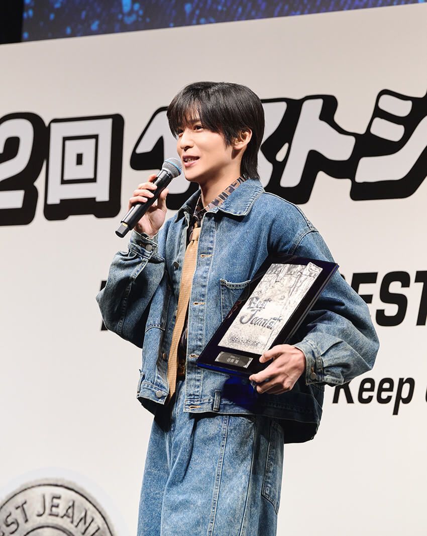 「僕にとってデニムは“相棒”。時間をかけて育てていく服」。着る人とともに年輪を重ね、表情を変えていく、そんな関係性そのものが、デニムの美しさだと目黒さんは語った。その言葉が示すのは、デニムが単なる衣服の域を超え、日々を支え、挑戦を後押しし、ときに思い出を刻む“生き方の一部”として根付いているという事実だ。