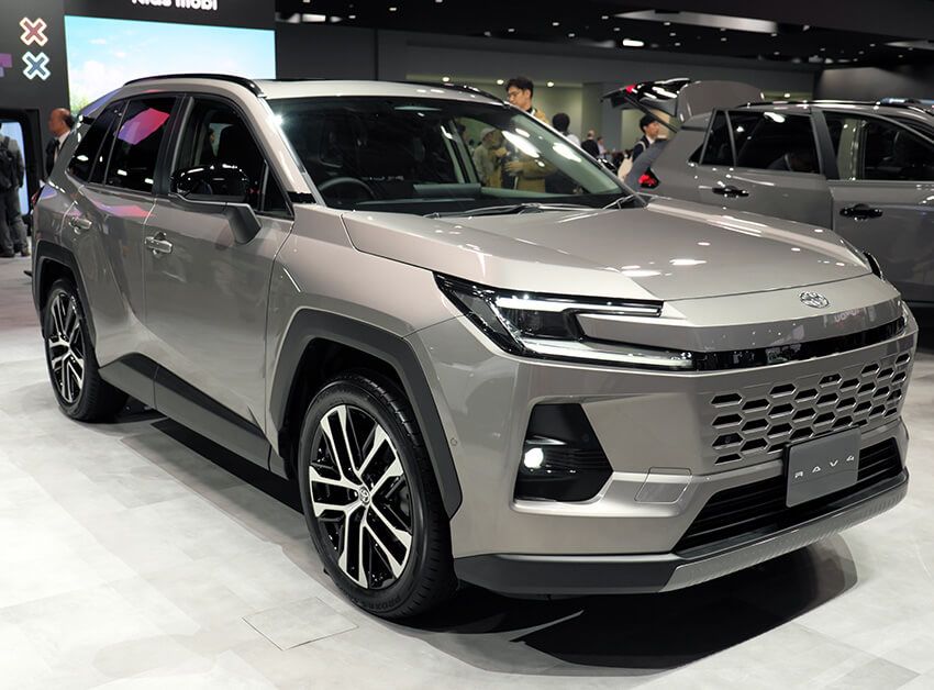 トヨタ RAV4。写真は2.5L+モーターのハイブリッドを搭載する、中心グレードのCORE。