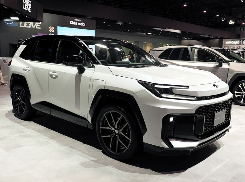 本格的な走りを追求したグレード、GR SPORT。最高出力320馬力を発揮し、電気だけで150km走るプラグインハイブリッド（PHEV）を搭載する。