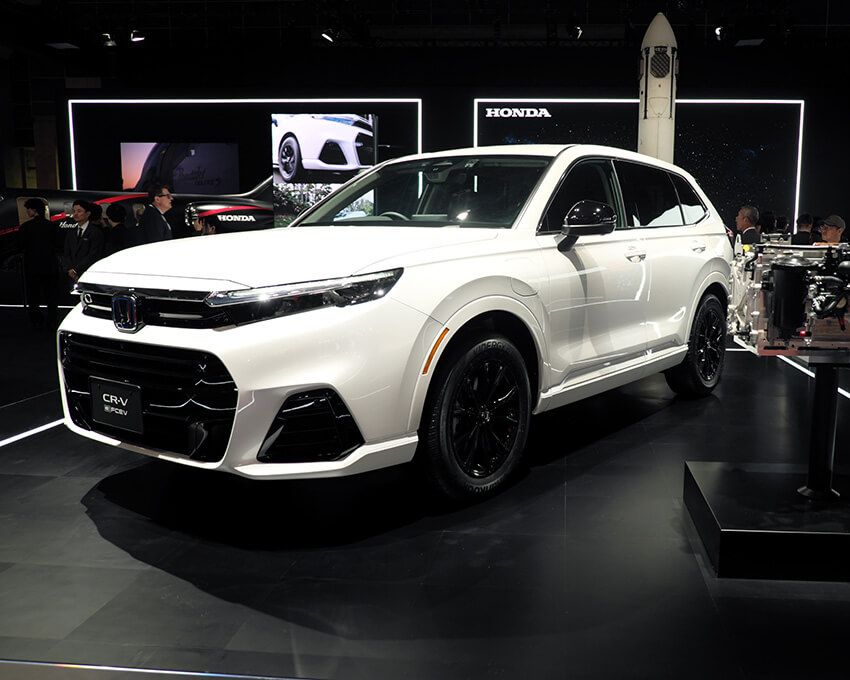 ホンダ6代目CR-V。同社のヴェゼルの兄貴とすぐわかる、スマートな出で立ちだ。