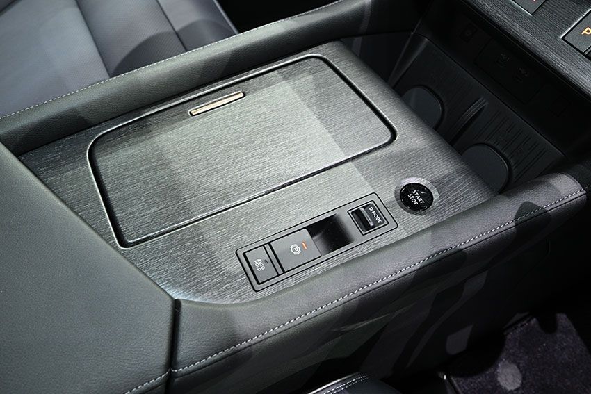 SNSで議論が紛糾した「新型エルグランド」の実物をチェック！黒木美珠は断然“アリ寄りのアリ” - 26枚目の画像