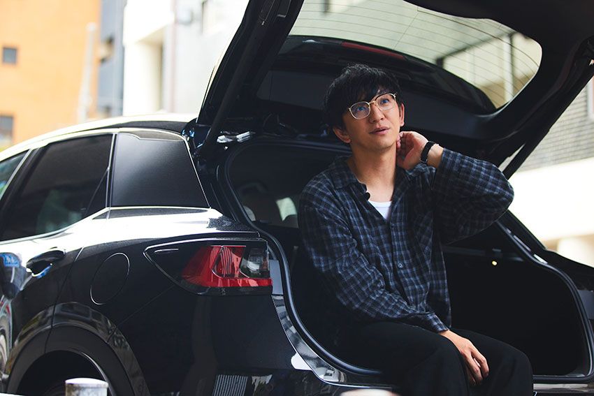 慣れない手つきでトランクを開けた向井さん。「今日、初めて開けました（笑）。キャンプもしないし、ゴルフもやらないので。僕はこれから、ここに何を乗せるようになるんでしょうね」。