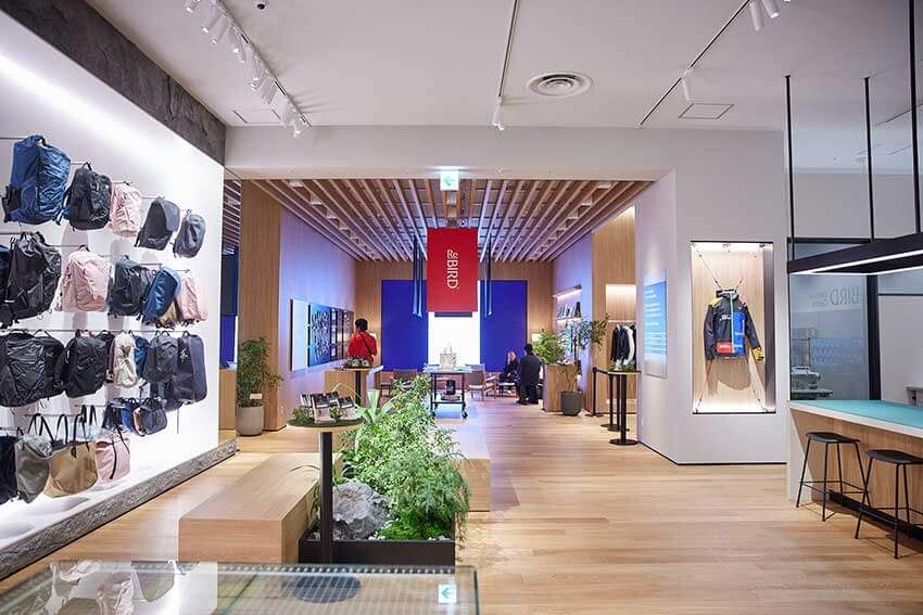 売場面積528.8㎡を誇る国内最大級の直営店。アークテリクス、ヴェイランスのフルコレクションに加え、アイテムの洗濯＆乾燥、ギアの修理などを受け持つReBIRD™︎ サービスセンターを併設。さらには、スタッフやアウトドア好きたちとの交流の場として有益なコミュニティスペースも設けられている。
