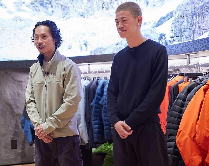 ［左］佐藤玄理さん●アークテリクス池袋東武ブランドストアスタッフ。アークテリクス担当。商品知識が豊富で、コーディネイトrからアウトドアの楽しみ方までをフルサポートする。［右］小関輝善さん●アークテリクス池袋東武ブランドストアスタッフ。ヴェイランス担当。サッカーの腕前もかなりのもの。