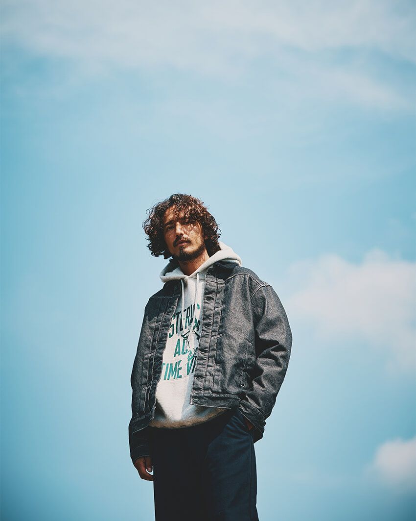 デニムジャケット6万9300円、パーカ3万9600円、パンツ4万9500円／すべてヒステリックグラマー　03-3478-8471