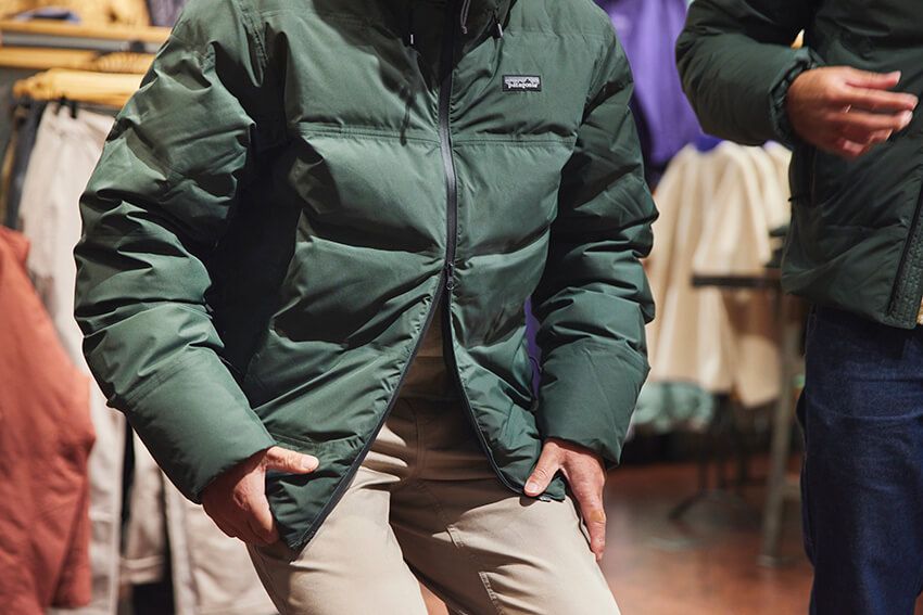 フロントジッパーはダブルスライダー仕様。座り心地もストレスフリーだ。