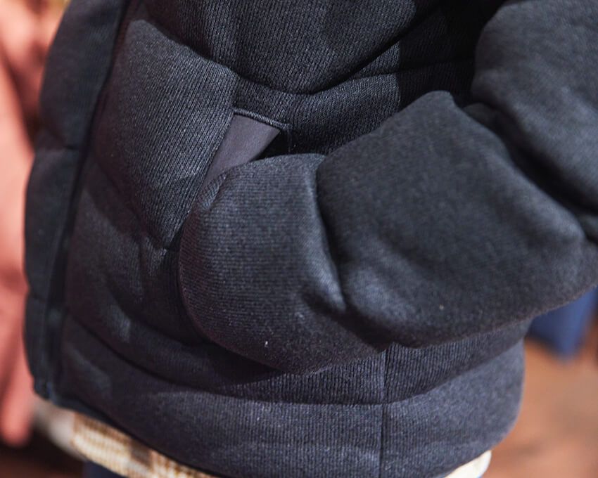 ニットフリース面のポケットはハンドウォーマータイプで温かい。