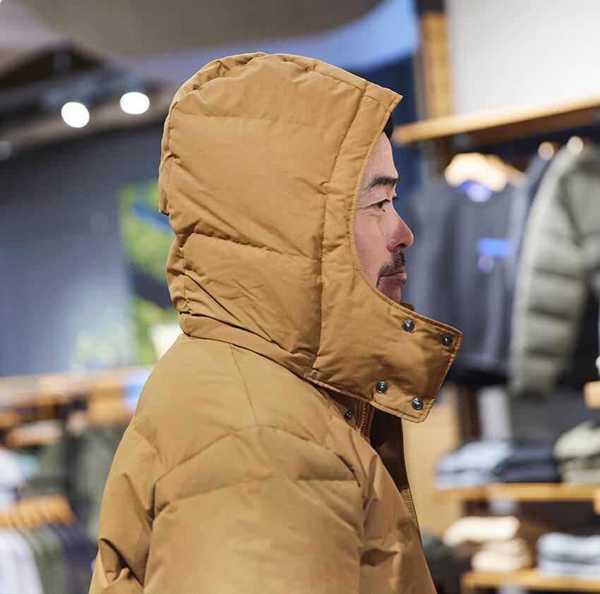 ドローコードを絞れば、フードをさらに頭に密着させることもできる。