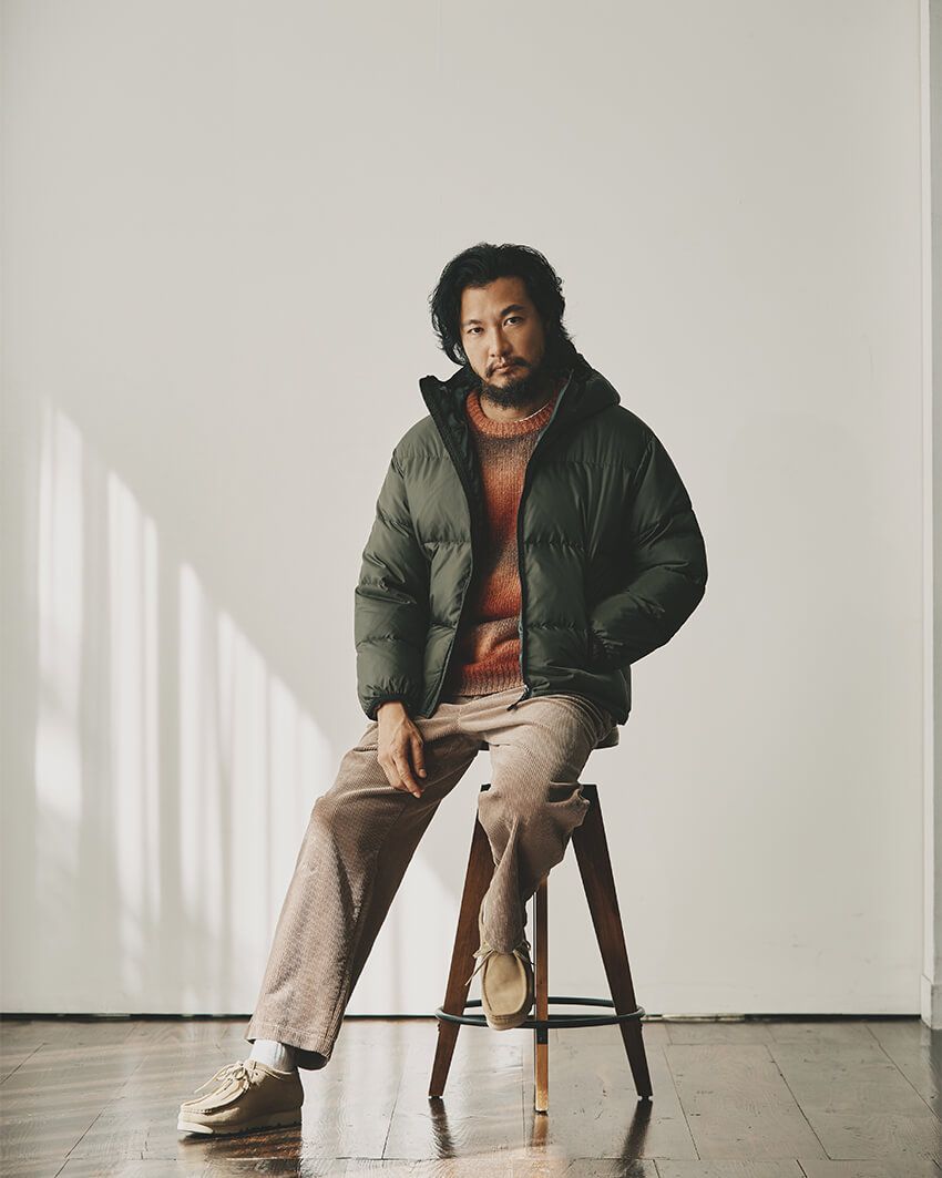 ダウン ￥40,700、ニット ￥9,900、パンツ ￥12,100／以上ビーミング by ビームス、靴 ￥34,100／クラークス オリジナルズ（すべてビーミング ライフストア by ビームス アーバンドック ららぽーと豊洲店　03-3532-3100