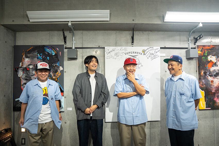 スチャダラパー⚫︎ANI、Bose、SHINCOの3人からなるラップグループ。1990年にデビューし、小沢健二と共作した「今夜はブギー・バック」(1994)でシーンを象徴する存在に。『5th WHEEL 2 the COACH』の30周年ライブ(LINE CUBE SHIBUYA)を開催予定。また、「YOKOHAMA UNITE 音楽祭 2025」では結成35周年シリーズの締めくくりとなるライブも控える。/STUTS⚫︎1989年生まれのプロデューサー・トラックメーカー。MPCを用いたライブパフォーマンスと、ジャンルを横断するプロダクションで注目を集める。2021年にTVドラマ『大豆田とわ子と三人の元夫』主題歌「Presence」が話題に。2023年には自身初の日本武道館公演を開催し、2025年9月には初となるアリーナ公演『Odyssey』を控える。