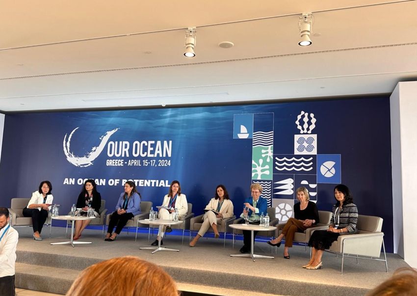2024年4月にギリシャ・アテネで開催されたOur Ocean Conferenceの世界の海洋問題を担う女性リーダーたちのパネルの様子。井植さんとジェーンさんの間に座っているのはパッカード財団トップのナンシー・リンドバーグさん。ジェーンさんの左は元ポルトガル海洋大臣のアッスンサオ・クリスタスさん、写真一番左は元EU海洋担当大臣のマリア・ダマナキさん。