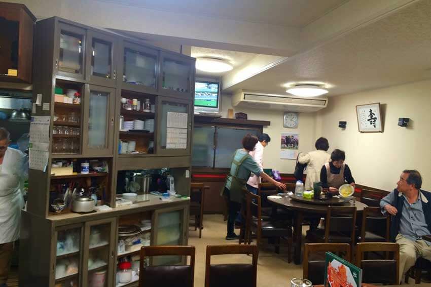 テレビで競馬中継が流れる店内も庶民的。