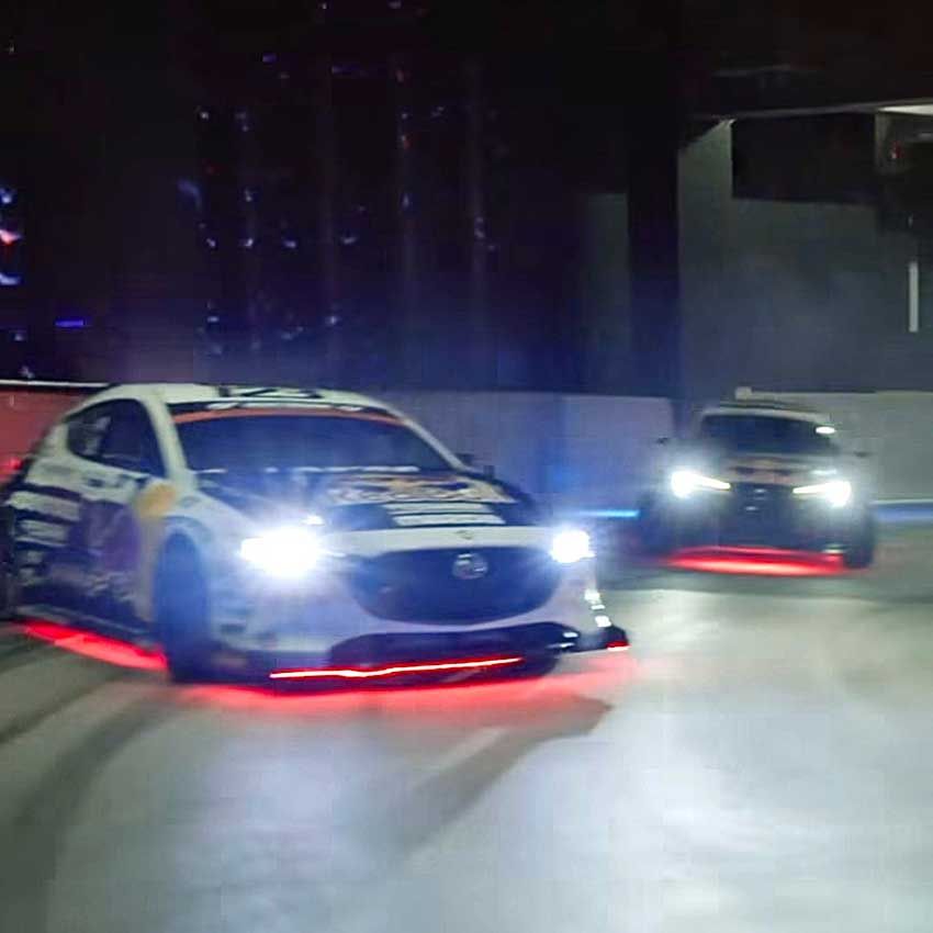 ドリフトして走るマツダ３をGRカローラがドリフトで追走しながら、8階まで駆け上りました。